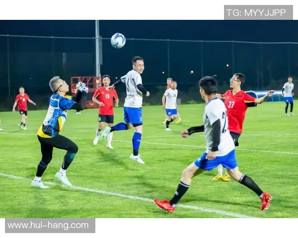 足球明星齐聚一堂合影留念展现团结与友谊的精彩瞬间